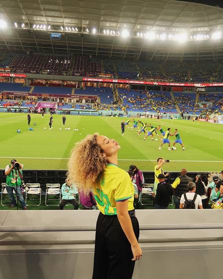 Julia Rodrigues tirando onda, assistindo a Brasil x Su&iacute;&ccedil;a em local privilegiado – Foto: Reprodu&ccedil;&atilde;o
