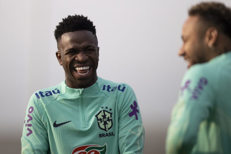 Vini Jr e Neymar sorriem durante treino do Brasil