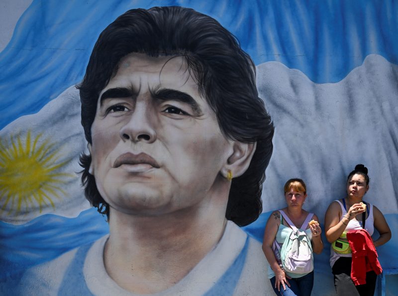 Diego Maradona, que enfrentou poderosos e valorizou a identidade latino-americana, &eacute; o maior s&iacute;mbolo decolonialista no futebol – Foto: Luis ROBAYO/AFP/ND