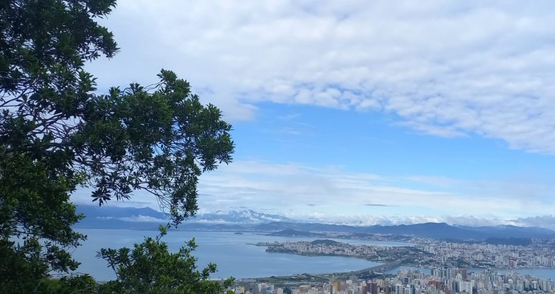 Conforme se afasta a frente fria do Estado, uma área de alta pressão se aproxima e favorece uma melhora nas condições de tempo. – Foto: Luiz Fernando Dresch/Divulgação/ND