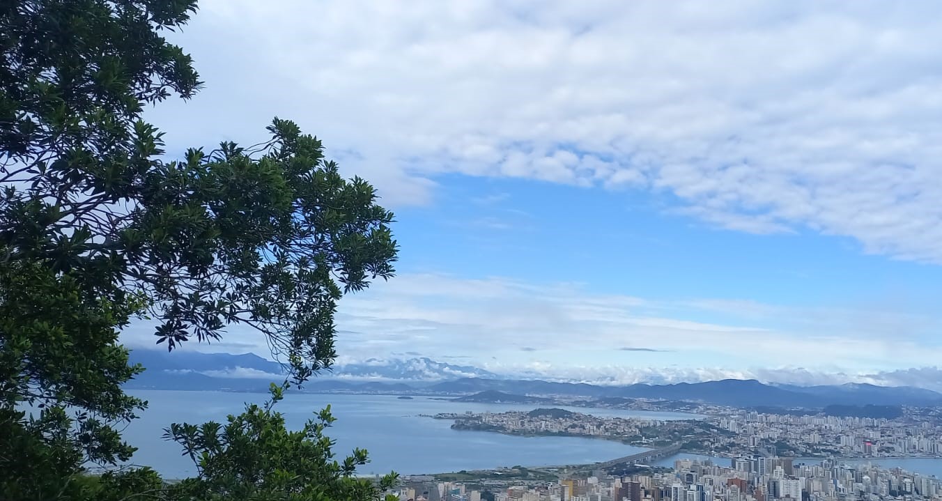 Na imagem aparece o céu azul e nuvens com muito calorão em Florianópolis