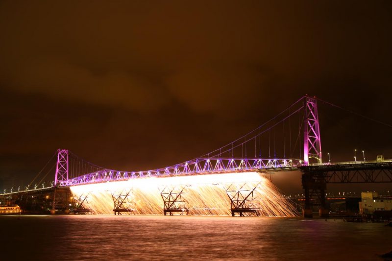 O show conta com cascata na ponte