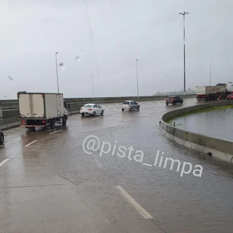 Por volta das 7h, importantes vias de acesso ao centro da Capital estavam bloqueadas por conta do grande volume de água sobre a pista.. &#8211; Foto: RedesSociais/Divulgação/ND