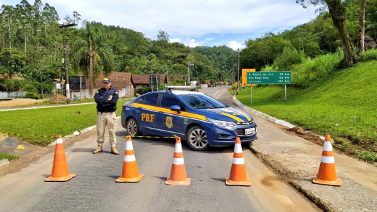 Mulher fica presa às ferragens de carro após acidente com caminhão e van,  em Redenção, Ceará