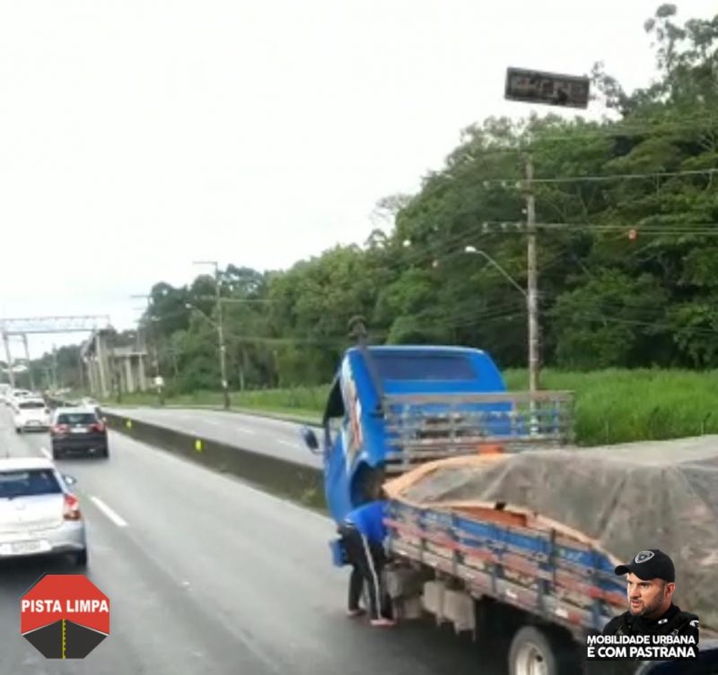 Tr&acirc;nsito truncado na BR-101 , no km 207 em S&atilde;o Jos&eacute;, na Grande Florian&oacute;polis, devido a um caminh&atilde;o parado na via com problemas mec&acirc;nicos. – Foto: GMF/Divulga&ccedil;&atilde;o/ND