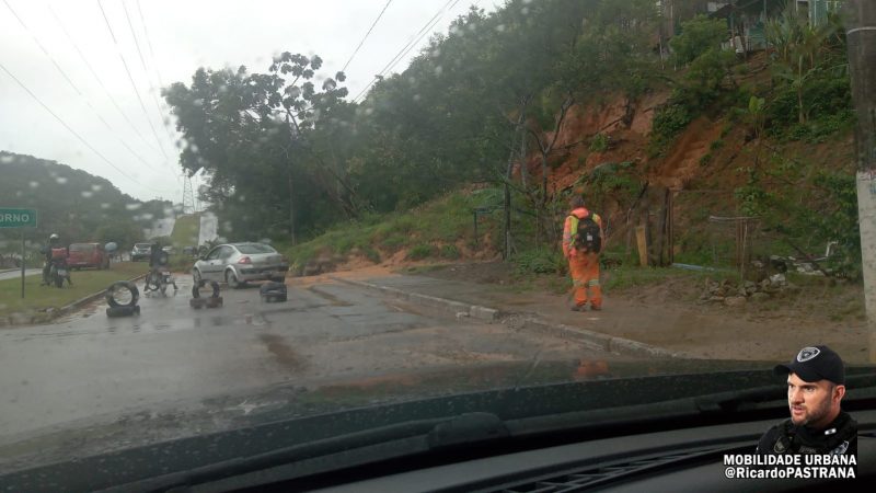 Na Avenida das Torres, por volta das 7h57, devido ao deslizamento estava completamente bloqueada para se deslocar sentido BR-101 e Via Expressa. – Foto: GMF/Divulga&ccedil;&atilde;o/ND