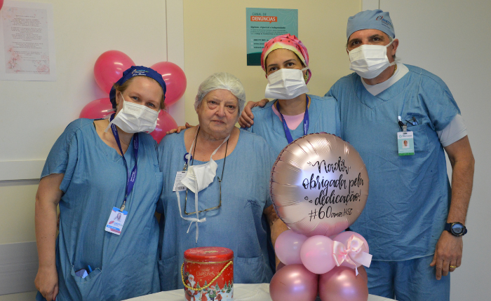 Colaboradora mais antiga de hospital em Blumenau ganha festa de despedida surpresa – Foto: Yoana Carmo/Hospital Santa Isabel