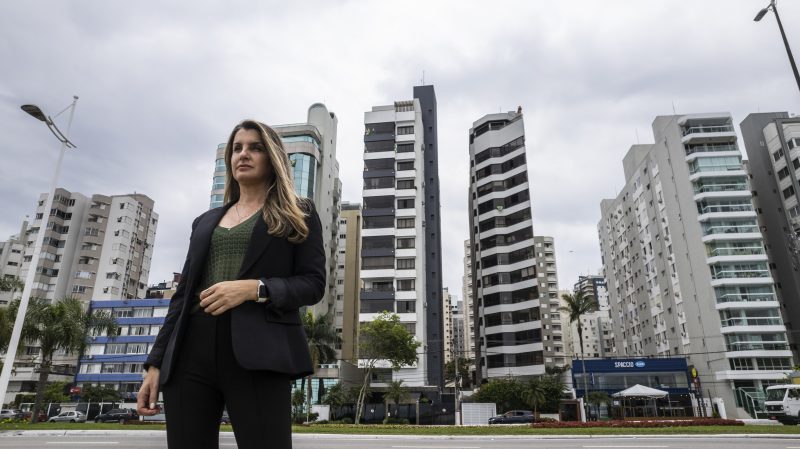 A corretora de im&oacute;veis Luciana Martorano aposta na qualidade de vida da Beira-Mar Norte para atrair clientes- apesar da &aacute;rea ser impr&oacute;pria para banho – Foto: Anderson Coelho/ND