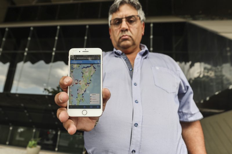 Motorista Paulo Henrique da Silva Kenes divide as aten&ccedil;&otilde;es entre os aplicativos de corrida e de balneabilidade – para evitar doen&ccedil;as e preju&iacute;zos – Foto: Anderson Coelho/ND