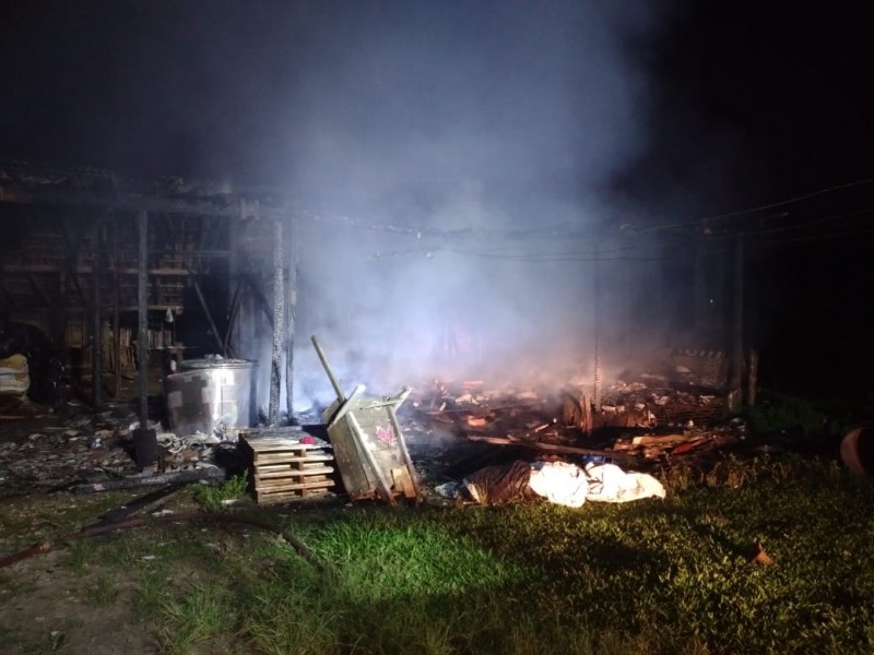 Inc&ecirc;ndio destr&oacute;i galp&atilde;o de madeira em SC – Foto: Corpo de Bombeiros/Divulga&ccedil;&atilde;o/ND