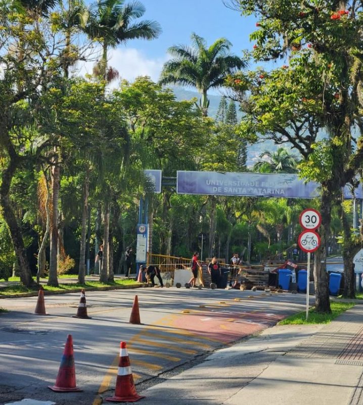 O entorno da UFSC exige total aten&ccedil;&atilde;o dos motoristas, por volta das 9h uma manifesta&ccedil;&atilde;o no local bloqueou todos os acessos. – Foto: Ricardo Pastrana/GMF/Divulga&ccedil;&atilde;o/ND