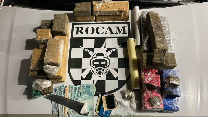 Com o acusado foi localizado droga, dinheiro e uma CNH falsa – Foto: Pol&iacute;cia Militar