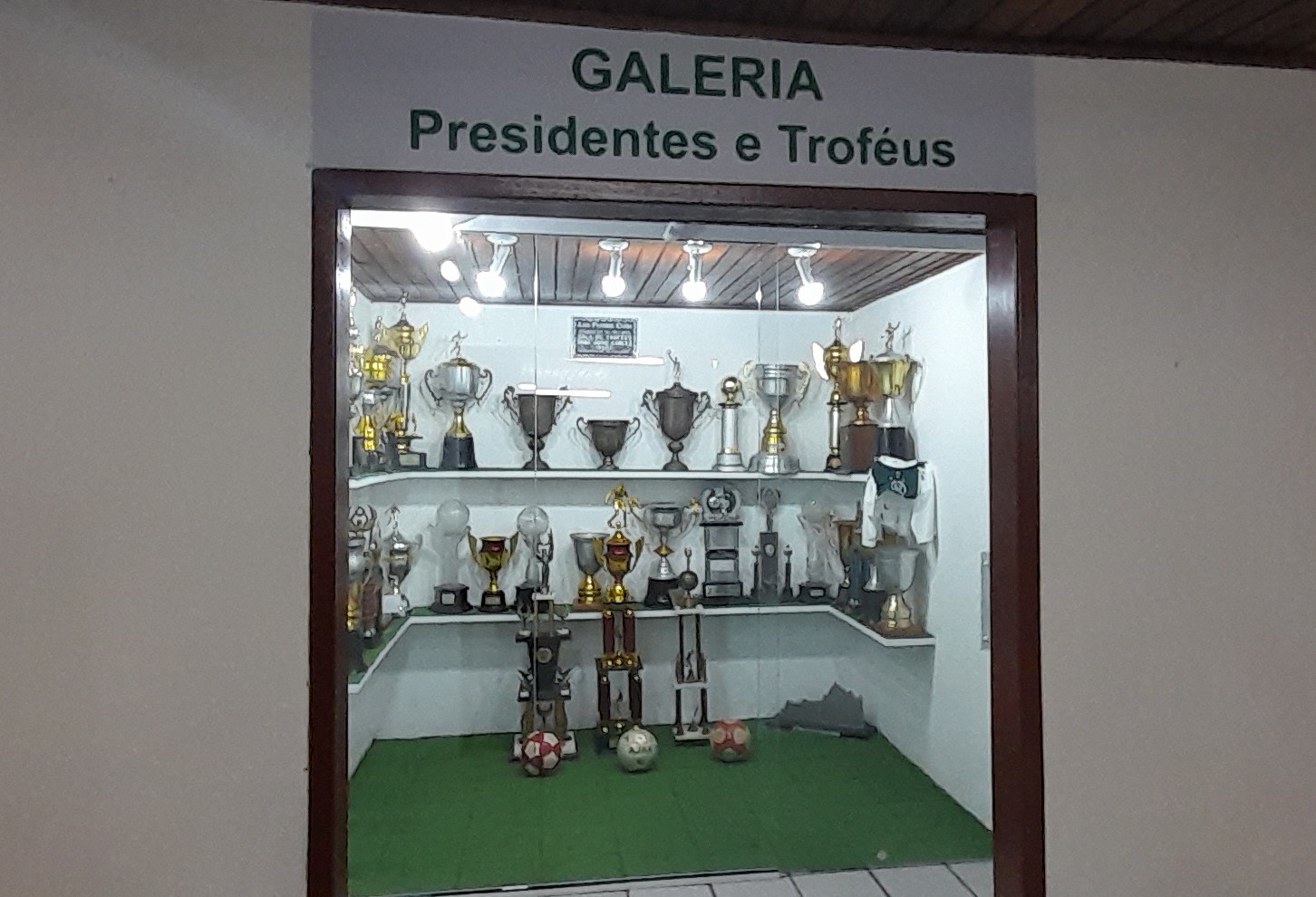 Essa é a sala de troféus do ex - Antenados no Futebol