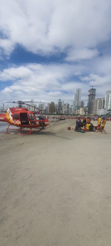 Turista foi socorrido com parada cardiorrespirat&oacute;ria pelos Bombeiros – Foto: CBM-SC/BOA/Divulga&ccedil;&atilde;o/ND