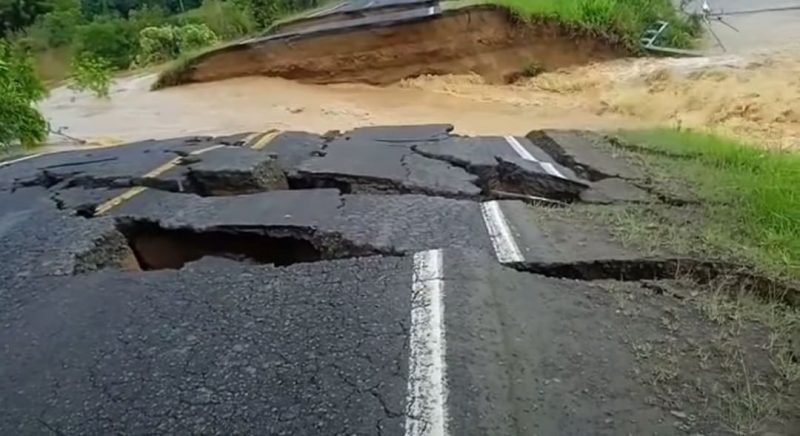 Houve uma queda de asfalto no km 156 na SC-447 em Doutor Pedrinho- Foto: PMRv/Divulga&ccedil;&atilde;o/ND