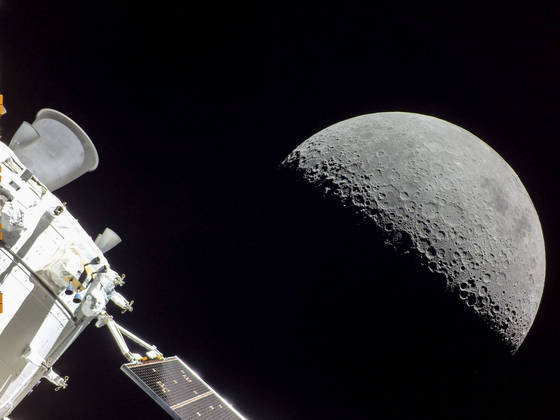 The Artemis 1 mission, which put the Orion spacecraft into orbit around the Moon, was able to get very close images of the Moon.  This photograph, taken by the camera of the Orion spacecraft, shows the spacecraft heading for Earth during the satellite's return flyby in a natural environment where craters can be seen - Photo: Reproduction/NASA