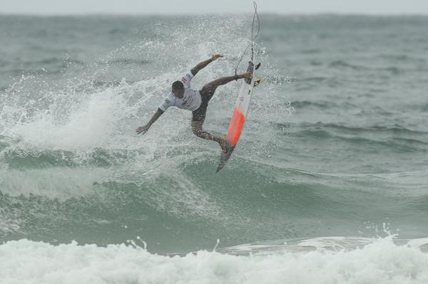 Floripa Pro 2022: surfista Jos&eacute; Francisco &eacute; o vice-l&iacute;der do Circuito Catarinense, apenas 20 pontos atr&aacute;s do l&iacute;der – Foto: Marcio David / Fecasurf