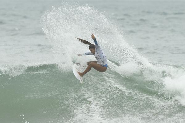 Por antecipa&ccedil;&atilde;o a surfista Tain&aacute; Hinckel j&aacute; garantiu o t&iacute;tulo Catarinense Feminino de 2022 – Foto: Marcio David / Fecasurf