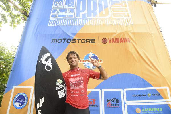 L&iacute;der do ranking, Matheus Navarro encara bateria com outros candidatos ao t&iacute;tulo Catarinense no Floripa Pro de Surf 2022 – Foto: m&aacute;rcio david/FECASURF