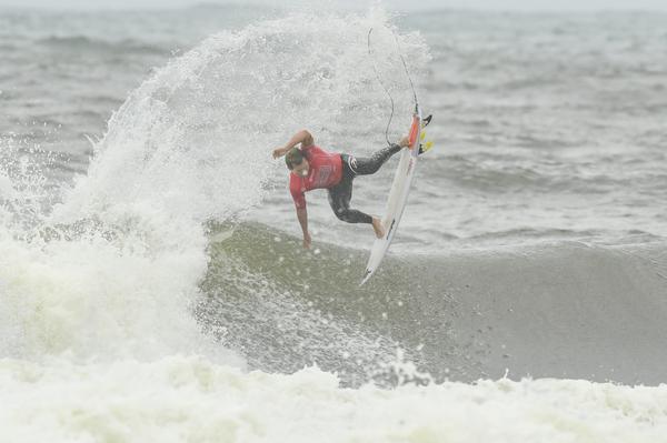 O surfista L&eacute;o Casal ficou como vice-campeonato no Floripa Pro 2022 nas ondas da Praia do Matadeiro – Foto: m&aacute;rcio david/fecasurf