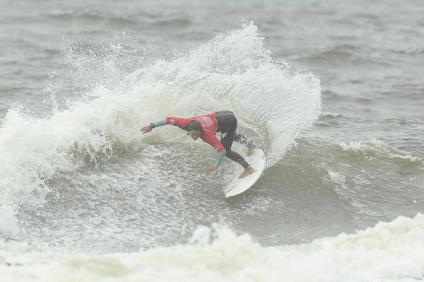 A surfista da Guarda do Emba&uacute;, Tain&aacute; Hinckel, conquistou o bicampeonato catarinense de Surf – Foto: m&aacute;rcio david/fecasurf
