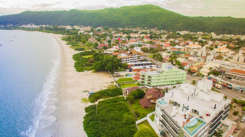 Esse reduto tranquilo possui cerca de tr&ecirc;s km de extens&atilde;o, possui areia clarinha e &aacute;guas cristalinas e calmas – Foto: Leonardo Sousa/PMF/Divulga&ccedil;&atilde;o/ND