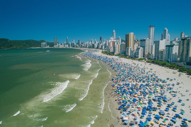 Imagem aérea da Praia Central de Balneário Camboriú lotada