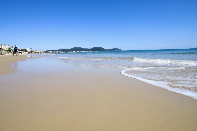 Com adolescentes, crian&ccedil;as e at&eacute; mesmo beb&ecirc;s, Florian&oacute;polis tem praias maravilhosas que voc&ecirc; e toda sua fam&iacute;lia ir&atilde;o adorar – Foto: PMF/Divulga&ccedil;&atilde;o/ND