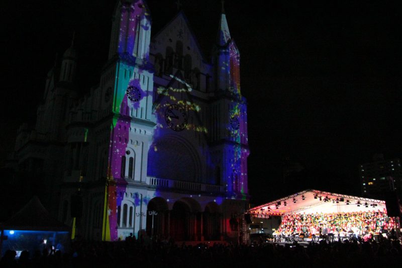 Durante o Natal EnCanto, que encerrou nesta sexta (22), Igreja Matriz foi projetada durante as apresenta&ccedil;&otilde;es – Foto: Marcos Porto/Prefeitura de Itaja&iacute;/Divulga&ccedil;&atilde;o/ND