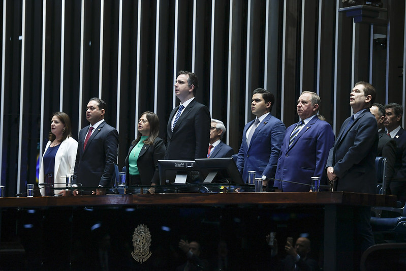 Em posi&ccedil;&atilde;o de respeito, parlamentares e convidados acompanham execu&ccedil;&atilde;o do Hino Nacional. – Foto: Edilson Rodrigues/Ag&ecirc;ncia Senad/ND