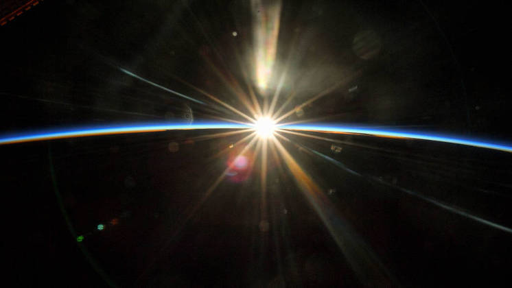 The sunrise from space is a unique sight.  The International Space Station recorded the first rays of a star in our system falling to Earth, being 202 km above Texas, in the USA.  Photo: reproduction/NASA.