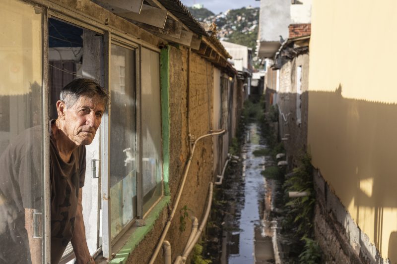 Djalma Carminatti na janela de sua casa situada junto &agrave; vala. Foto: Anderson Coelho/Arquivo/ND