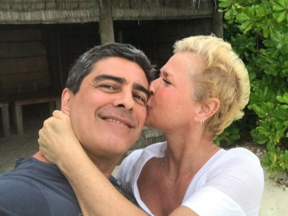 Xuxa revela que só aprendeu a beijar na boca e sair de mão dada aos 60 anos