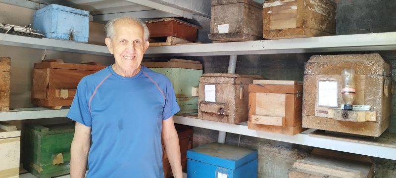 Abrelino Bertani Parizotto &eacute; criador de abelhas nativas h&aacute; mais de 30 anos – Foto: Carolina Debiasi/Divulga&ccedil;&atilde;o ND