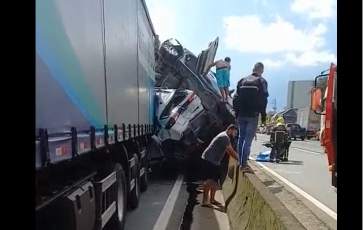 Imagens impactantes do acidente entre dois carros e duas carretas – Foto: reprodu&ccedil;&atilde;o v&iacute;deo/Divulga&ccedil;&atilde;o/ND
