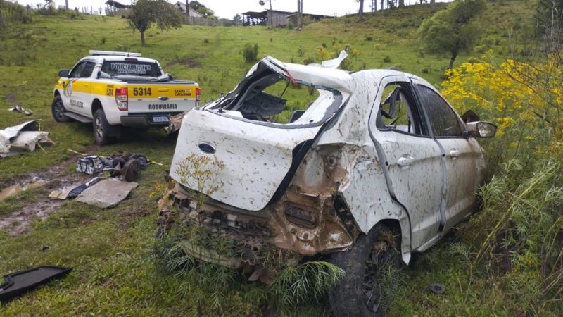 Ve&iacute;culo ficou completamente destru&iacute;do – Foto: PMRV/Divulga&ccedil;&atilde;o/ND