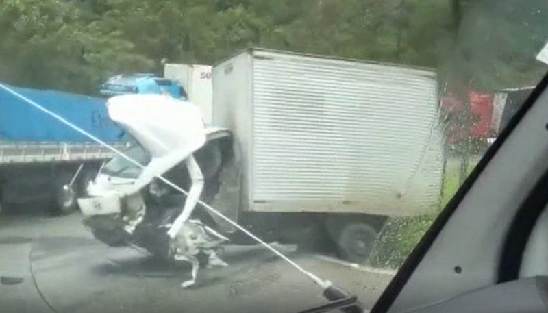 Caminh&atilde;o ficou destru&iacute;do; motorista saiu ferido.&nbsp; – Foto: Reprodu&ccedil;&atilde;o v&iacute;deo /Divulga&ccedil;&atilde;o/ND