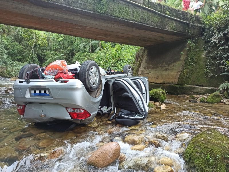 Carro foi encontrado capotado em rio – Foto: Corpo de Bombeiros/Reprodu&ccedil;&atilde;o/ND