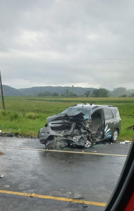 Motorista ficou preso &agrave;s ferragens e foi encaminhado ao hospital – Foto: Divulga&ccedil;&atilde;o/Corpo de Bombeiros Volunt&aacute;rios de Ilhota