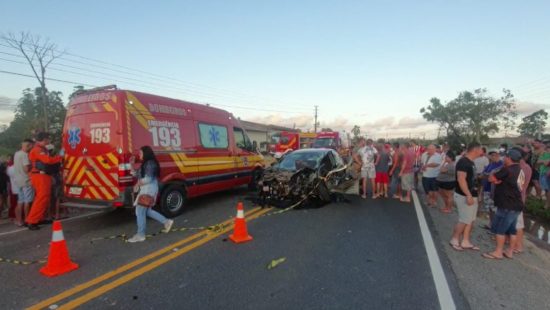 VÍDEOS: Batida frontal entre dois carros deixa três mulheres mortas em Tijucas