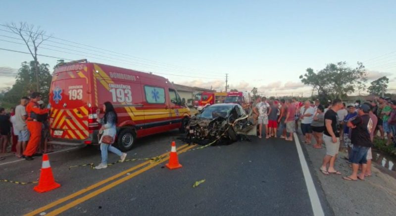 Carros colidiram frontalmente na SC-410&nbsp; – Foto: Divulga&ccedil;&atilde;o/CBMSC/ND