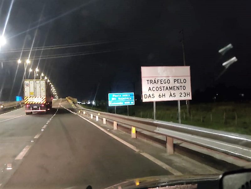Trecho do acostamento na BR-101 em Navegantes poder&aacute; ser usado para tr&aacute;fego de ve&iacute;culos – Foto: PRF/Reprodu&ccedil;&atilde;o/ND