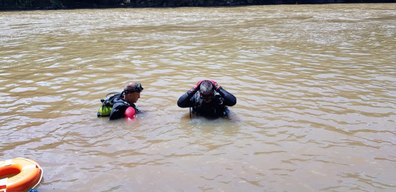 V&iacute;tima foi encontrada a cerca de 3 metros de profundidade no Rio do Peixe – Foto: Bombeiros/Divulga&ccedil;&atilde;o/ND