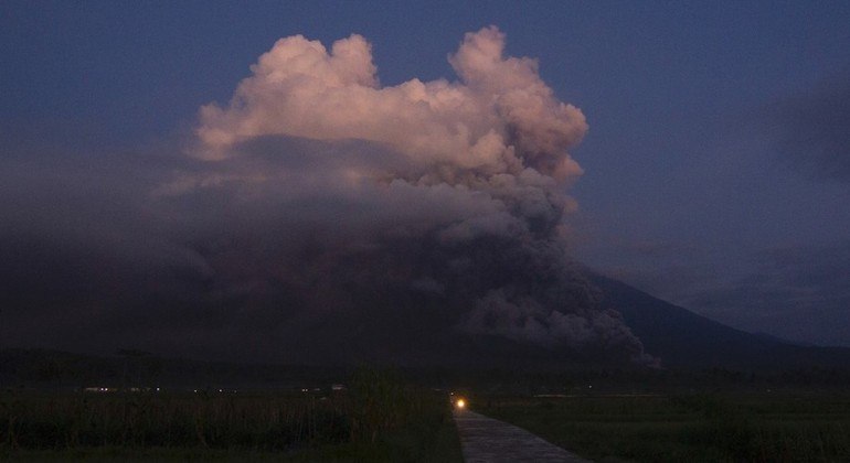 Indon&eacute;sia entra em alerta m&aacute;ximo depois da erup&ccedil;&atilde;o do vulc&atilde;o Monte Semeru. &mdash; Foto: AGUS HARIANTO/AFP/Reprodu&ccedil;&atilde;o/R7