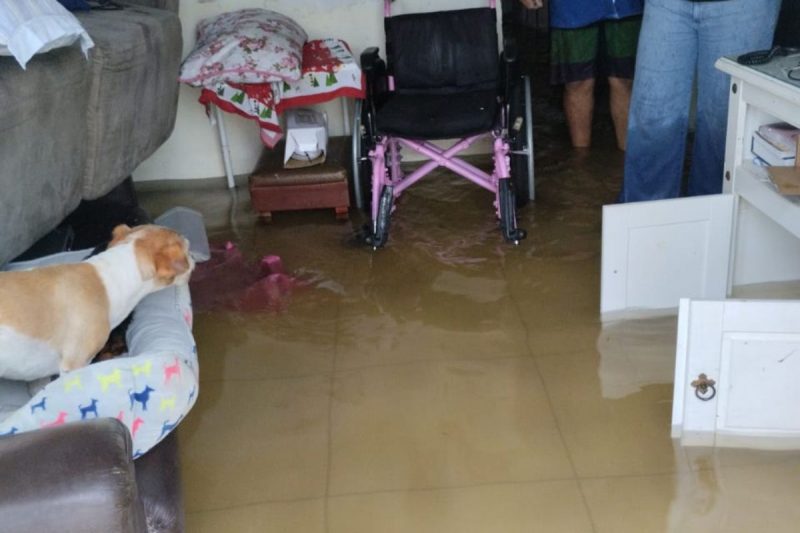 &Aacute;gua entrou em casas e deixou fam&iacute;lias desalojadas – Foto: Defesa Civil BBS/Divulga&ccedil;&atilde;o