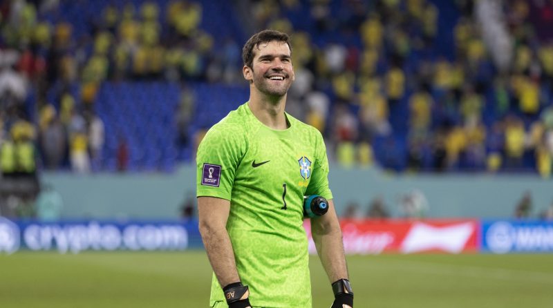 Alisson em partida pela seleção brasileira