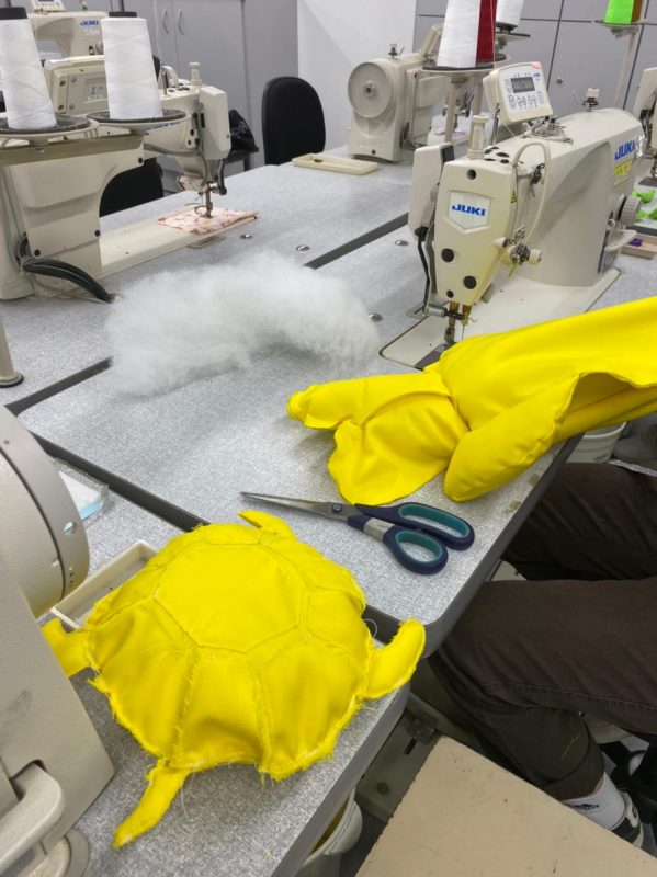Alunos criam pijamas e brinquedos para crian&ccedil;as com c&acirc;ncer internadas em hospital de Blumenau – Foto: Divulga&ccedil;&atilde;o/UNISENAI