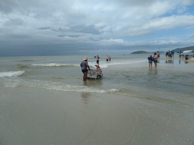 Querendo ou n&atilde;o, os ambulantes de Canasvieiras precisam interagir com a polui&ccedil;&atilde;o – Foto: N&iacute;colas Hor&aacute;cio/ND