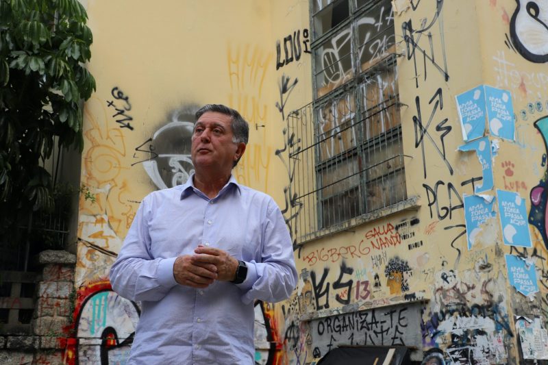 Prefeito Top&aacute;zio Neto diante do pr&eacute;dio da Escola Antonieta de Barros – Foto: Matheus Vargas/Divulga&ccedil;&atilde;o/ND