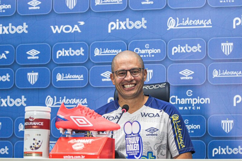 Alex é apresentado pelo Avaí 